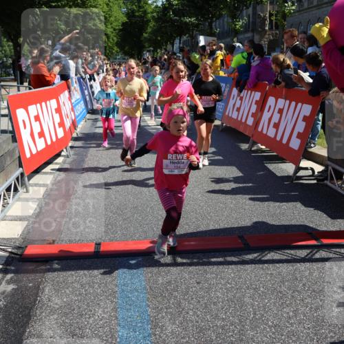 14.06.2026 - REWE Women's Run Strokosch-Dieckow http://msf.ph/oto/9752952 14.06.2026 11:38:10 Ziel 105, 114, 117, 125, 127, 128, 145, 166, 189, 194, 198, 201, 214, 220, 241, 252, 255, 267, 281, 289, 319, 321, 325, 328, 331 meine-sportfotos.de