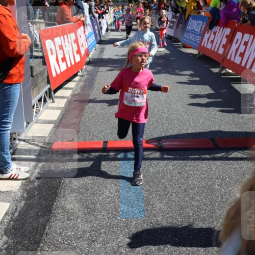 14.06.2026 - REWE Women's Run Strokosch-Dieckow http://msf.ph/oto/9753150 14.06.2026 11:38:05 Ziel 114, 120, 128, 145, 166, 198, 201, 214, 233, 254, 255, 271, 272, 281, 289, 290, 298, 310, 319, 320, 325, 326, 328, 331, 348, 357, 364, 365, 369 meine-sportfotos.de