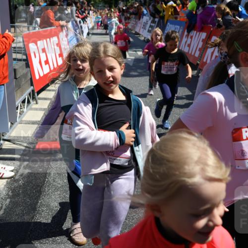 14.06.2026 - REWE Women's Run Strokosch-Dieckow http://msf.ph/oto/9753183 14.06.2026 11:38:03 Ziel 114, 120, 145, 166, 188, 198, 206, 233, 254, 271, 272, 281, 289, 290, 298, 310, 319, 320, 325, 326, 328, 331, 335, 348, 357, 364, 365, 369 meine-sportfotos.de