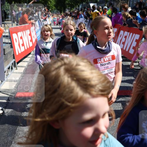 14.06.2026 - REWE Women's Run Strokosch-Dieckow http://msf.ph/oto/9753203 14.06.2026 11:38:03 Ziel 114, 120, 145, 166, 188, 198, 206, 233, 254, 271, 272, 281, 289, 290, 298, 310, 319, 320, 325, 326, 328, 331, 335, 348, 357, 364, 365, 369 meine-sportfotos.de