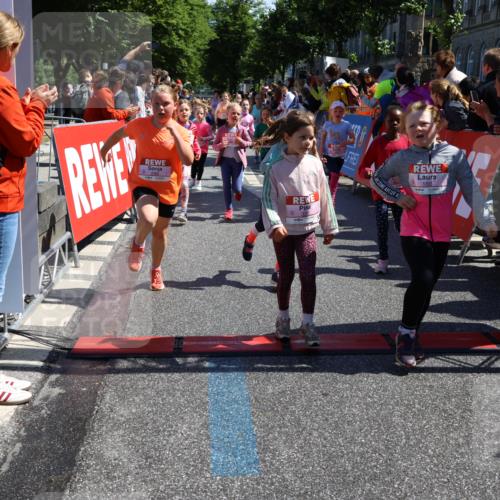 14.06.2026 - REWE Women's Run Strokosch-Dieckow http://msf.ph/oto/9753354 14.06.2026 11:37:56 Ziel 119, 120, 154, 188, 206, 215, 224, 225, 233, 247, 254, 276, 290, 298, 310, 311, 320, 322, 335, 342, 348, 357, 361, 362, 364, 365, 369 meine-sportfotos.de