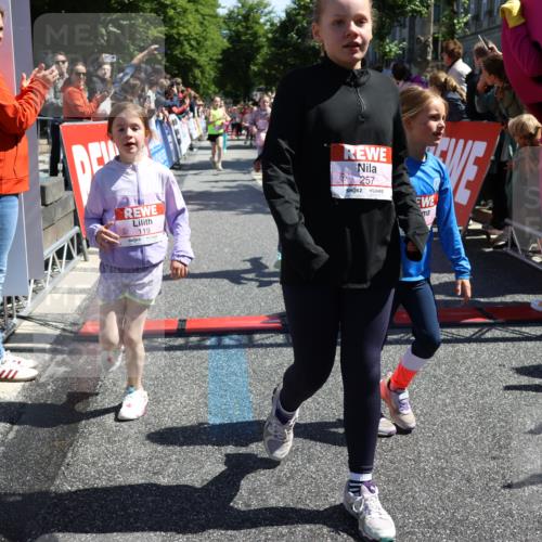 14.06.2026 - REWE Women's Run Strokosch-Dieckow http://msf.ph/oto/9753569 14.06.2026 11:37:49 Ziel 112, 119, 141, 154, 156, 159, 172, 215, 224, 225, 234, 248, 257, 264, 269, 292, 311, 322, 323, 339, 340, 342, 343, 351, 361, 362 meine-sportfotos.de