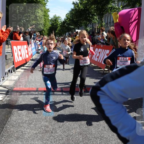 14.06.2026 - REWE Women's Run Strokosch-Dieckow http://msf.ph/oto/9753898 14.06.2026 11:37:42 Ziel 101, 111, 112, 131, 132, 141, 156, 159, 164, 165, 172, 173, 179, 234, 248, 264, 269, 292, 323, 334, 339, 340, 344, 351, 358 meine-sportfotos.de