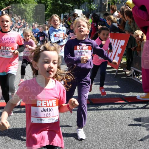 14.06.2026 - REWE Women's Run Strokosch-Dieckow http://msf.ph/oto/9753946 14.06.2026 11:37:40 Ziel 101, 111, 112, 131, 132, 141, 156, 164, 165, 172, 173, 176, 179, 234, 248, 264, 269, 315, 323, 334, 339, 340, 344, 351, 358 meine-sportfotos.de