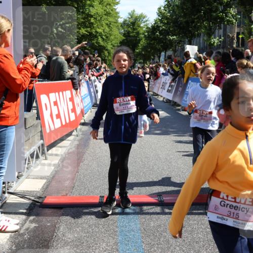 14.06.2026 - REWE Women's Run Strokosch-Dieckow http://msf.ph/oto/9754204 14.06.2026 11:37:34 Ziel 102, 104, 111, 124, 131, 132, 165, 167, 176, 180, 245, 258, 259, 275, 314, 315, 324, 336, 341, 358 meine-sportfotos.de