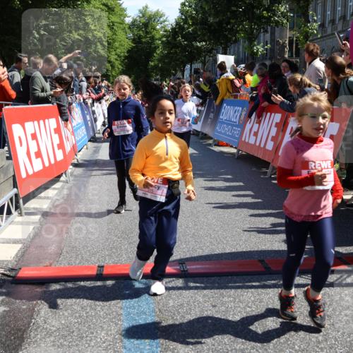 14.06.2026 - REWE Women's Run Strokosch-Dieckow http://msf.ph/oto/9754230 14.06.2026 11:37:33 Ziel 102, 104, 111, 124, 132, 140, 167, 176, 180, 245, 258, 259, 275, 314, 315, 324, 336, 341, 358 meine-sportfotos.de