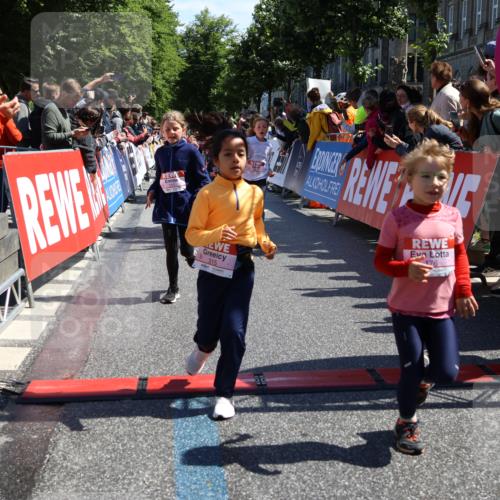 14.06.2026 - REWE Women's Run Strokosch-Dieckow http://msf.ph/oto/9754242 14.06.2026 11:37:33 Ziel 102, 104, 111, 124, 132, 140, 167, 176, 180, 245, 258, 259, 275, 314, 315, 324, 336, 341, 358 meine-sportfotos.de