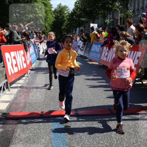 14.06.2026 - REWE Women's Run Strokosch-Dieckow http://msf.ph/oto/9754253 14.06.2026 11:37:33 Ziel 102, 104, 111, 124, 132, 140, 167, 176, 180, 245, 258, 259, 275, 314, 315, 324, 336, 341, 358 meine-sportfotos.de