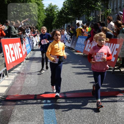 14.06.2026 - REWE Women's Run Strokosch-Dieckow http://msf.ph/oto/9754264 14.06.2026 11:37:33 Ziel 102, 104, 111, 124, 132, 140, 167, 176, 180, 245, 258, 259, 275, 314, 315, 324, 336, 341, 358 meine-sportfotos.de