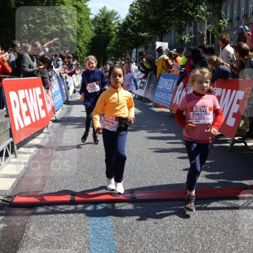 14.06.2026 - REWE Women's Run Strokosch-Dieckow http://msf.ph/oto/9754276 14.06.2026 11:37:33 Ziel 102, 104, 111, 124, 132, 140, 167, 176, 180, 245, 258, 259, 275, 314, 315, 324, 336, 341, 358 meine-sportfotos.de