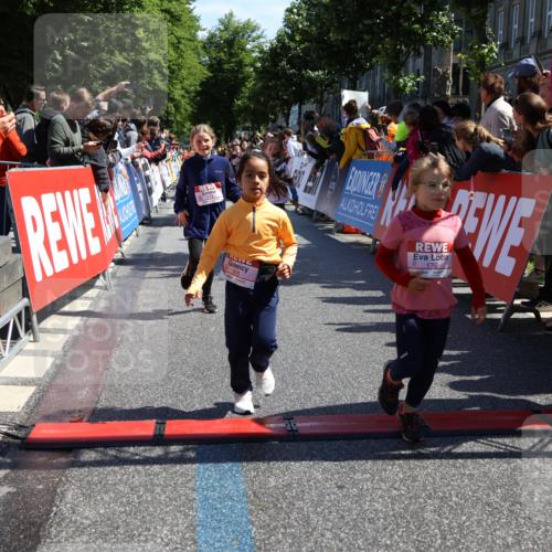 14.06.2026 - REWE Women's Run Strokosch-Dieckow http://msf.ph/oto/9754284 14.06.2026 11:37:33 Ziel 102, 104, 111, 124, 132, 140, 167, 176, 180, 245, 258, 259, 275, 314, 315, 324, 336, 341, 358 meine-sportfotos.de