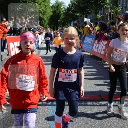 14.06.2026 - REWE Women's Run Strokosch-Dieckow http://msf.ph/oto/9754293 14.06.2026 11:37:31 Ziel 102, 104, 107, 111, 124, 132, 140, 167, 176, 180, 207, 245, 258, 259, 262, 275, 314, 315, 324, 336, 341, 350 meine-sportfotos.de