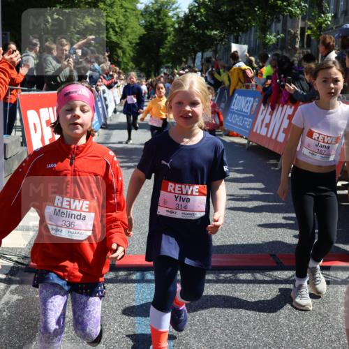 14.06.2026 - REWE Women's Run Strokosch-Dieckow http://msf.ph/oto/9754304 14.06.2026 11:37:31 Ziel 102, 104, 107, 111, 124, 132, 140, 167, 176, 180, 207, 245, 258, 259, 262, 275, 314, 315, 324, 336, 341, 350 meine-sportfotos.de