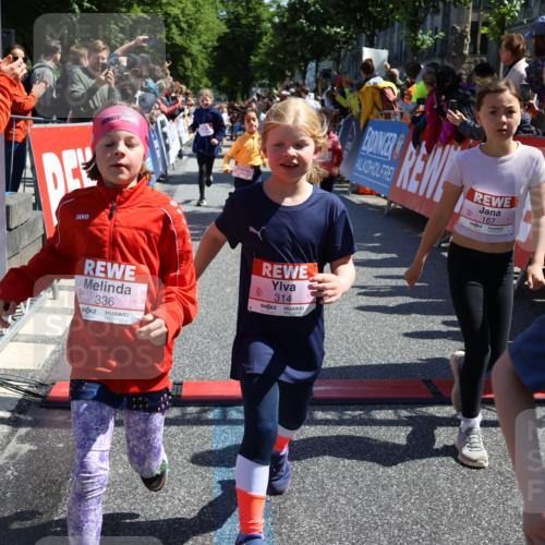 14.06.2026 - REWE Women's Run Strokosch-Dieckow http://msf.ph/oto/9754315 14.06.2026 11:37:31 Ziel 102, 104, 107, 111, 124, 132, 140, 167, 176, 180, 207, 245, 258, 259, 262, 275, 314, 315, 324, 336, 341, 350 meine-sportfotos.de