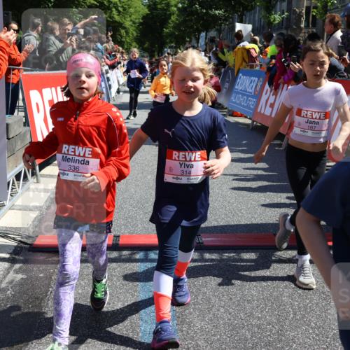 14.06.2026 - REWE Women's Run Strokosch-Dieckow http://msf.ph/oto/9754327 14.06.2026 11:37:31 Ziel 102, 104, 107, 111, 124, 132, 140, 167, 176, 180, 207, 245, 258, 259, 262, 275, 314, 315, 324, 336, 341, 350 meine-sportfotos.de