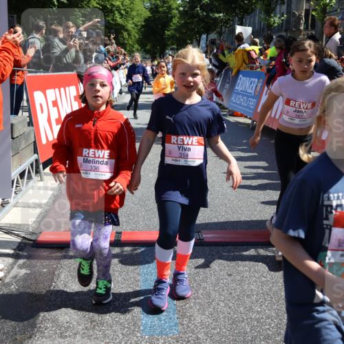 14.06.2026 - REWE Women's Run Strokosch-Dieckow http://msf.ph/oto/9754352 14.06.2026 11:37:31 Ziel 102, 104, 107, 111, 124, 132, 140, 167, 176, 180, 207, 245, 258, 259, 262, 275, 314, 315, 324, 336, 341, 350 meine-sportfotos.de