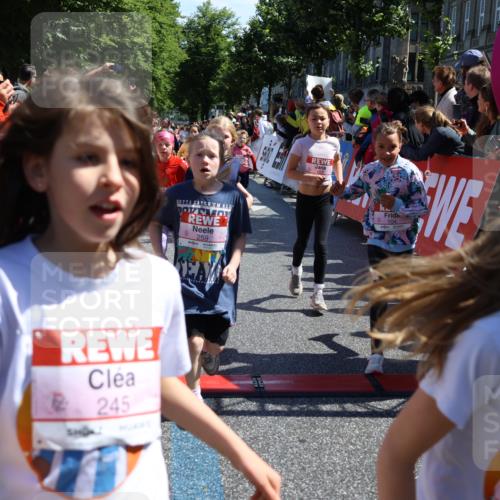 14.06.2026 - REWE Women's Run Strokosch-Dieckow http://msf.ph/oto/9754370 14.06.2026 11:37:30 Ziel 102, 104, 107, 111, 124, 135, 140, 167, 176, 180, 207, 245, 258, 259, 262, 275, 314, 315, 324, 336, 341, 350 meine-sportfotos.de