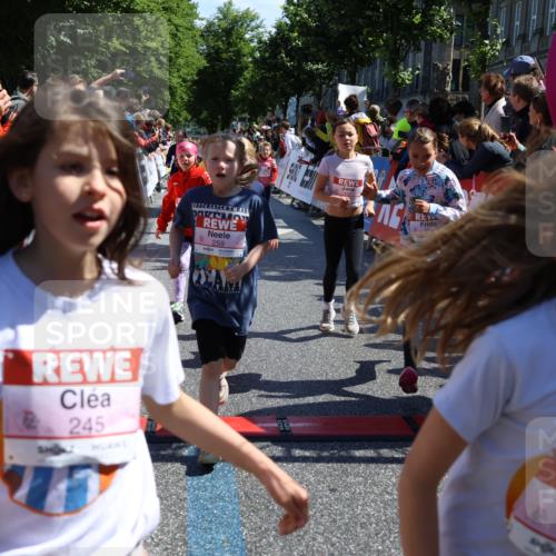 14.06.2026 - REWE Women's Run Strokosch-Dieckow http://msf.ph/oto/9754379 14.06.2026 11:37:30 Ziel 102, 104, 107, 111, 124, 135, 140, 167, 176, 180, 207, 245, 258, 259, 262, 275, 314, 315, 324, 336, 341, 350 meine-sportfotos.de