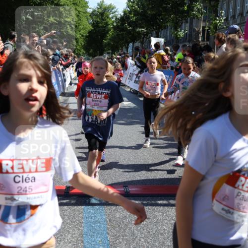 14.06.2026 - REWE Women's Run Strokosch-Dieckow http://msf.ph/oto/9754391 14.06.2026 11:37:30 Ziel 102, 104, 107, 111, 124, 135, 140, 167, 176, 180, 207, 245, 258, 259, 262, 275, 314, 315, 324, 336, 341, 350 meine-sportfotos.de