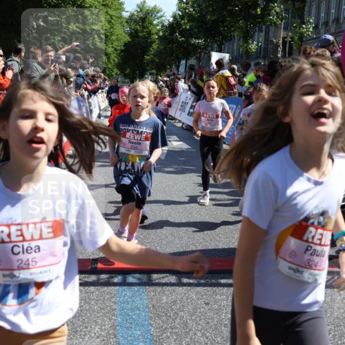 14.06.2026 - REWE Women's Run Strokosch-Dieckow http://msf.ph/oto/9754401 14.06.2026 11:37:30 Ziel 102, 104, 107, 111, 124, 135, 140, 167, 176, 180, 207, 245, 258, 259, 262, 275, 314, 315, 324, 336, 341, 350 meine-sportfotos.de