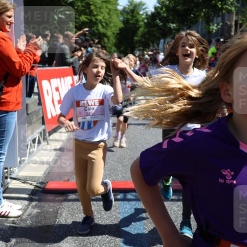 14.06.2026 - REWE Women's Run Strokosch-Dieckow http://msf.ph/oto/9754442 14.06.2026 11:37:29 Ziel 102, 104, 107, 124, 135, 140, 167, 175, 176, 180, 207, 245, 258, 259, 262, 275, 302, 314, 315, 324, 336, 341, 350 meine-sportfotos.de