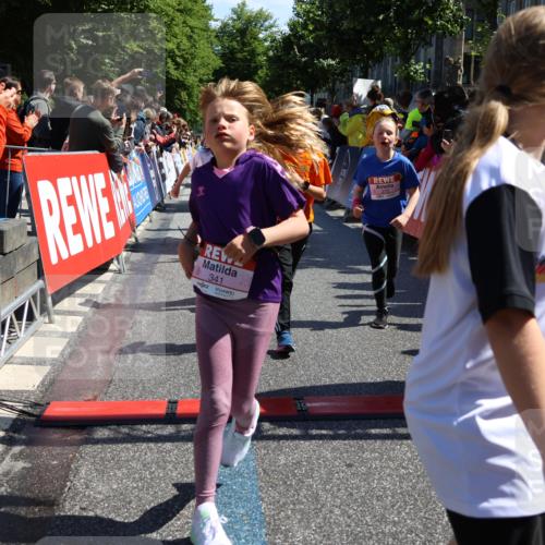 14.06.2026 - REWE Women's Run Strokosch-Dieckow http://msf.ph/oto/9754473 14.06.2026 11:37:28 Ziel 102, 104, 107, 124, 135, 140, 167, 175, 180, 207, 245, 258, 259, 262, 275, 302, 314, 324, 336, 341, 350 meine-sportfotos.de