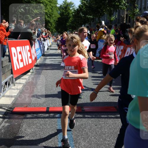 14.06.2026 - REWE Women's Run Strokosch-Dieckow http://msf.ph/oto/9754527 14.06.2026 11:37:25 Ziel 102, 107, 123, 124, 126, 135, 140, 175, 180, 207, 232, 245, 258, 262, 275, 302, 324, 341, 350 meine-sportfotos.de
