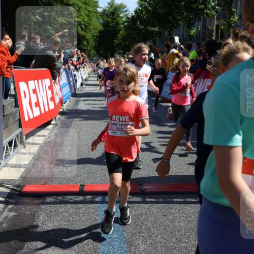 14.06.2026 - REWE Women's Run Strokosch-Dieckow http://msf.ph/oto/9754537 14.06.2026 11:37:25 Ziel 102, 107, 123, 124, 126, 135, 140, 175, 180, 207, 232, 245, 258, 262, 275, 302, 324, 341, 350 meine-sportfotos.de
