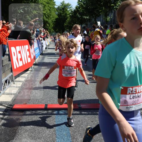 14.06.2026 - REWE Women's Run Strokosch-Dieckow http://msf.ph/oto/9754557 14.06.2026 11:37:25 Ziel 102, 107, 123, 124, 126, 135, 140, 175, 180, 207, 232, 245, 258, 262, 275, 302, 324, 341, 350 meine-sportfotos.de