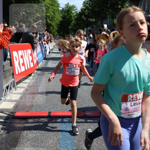 14.06.2026 - REWE Women's Run Strokosch-Dieckow http://msf.ph/oto/9754566 14.06.2026 11:37:25 Ziel 102, 107, 123, 124, 126, 135, 140, 175, 180, 207, 232, 245, 258, 262, 275, 302, 324, 341, 350 meine-sportfotos.de