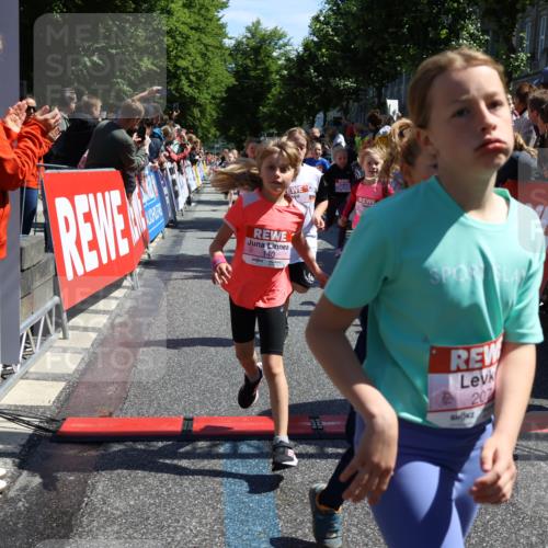 14.06.2026 - REWE Women's Run Strokosch-Dieckow http://msf.ph/oto/9754576 14.06.2026 11:37:25 Ziel 102, 107, 123, 124, 126, 135, 140, 175, 180, 207, 232, 245, 258, 262, 275, 302, 324, 341, 350 meine-sportfotos.de