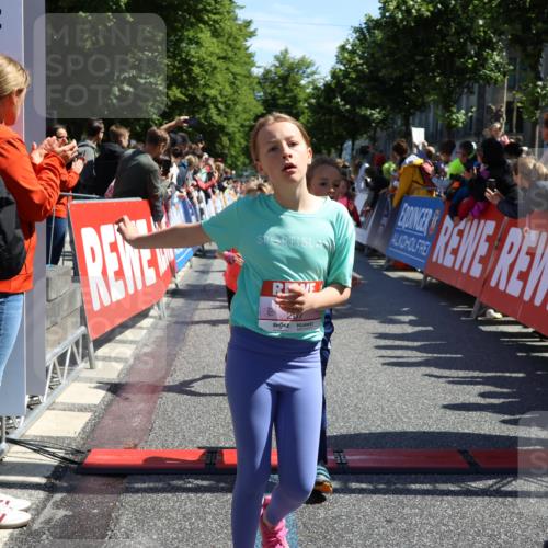 14.06.2026 - REWE Women's Run Strokosch-Dieckow http://msf.ph/oto/9754587 14.06.2026 11:37:24 Ziel 102, 107, 123, 124, 126, 135, 140, 175, 180, 207, 232, 258, 262, 265, 266, 275, 302, 341, 350 meine-sportfotos.de