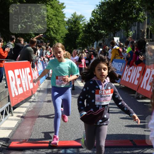 14.06.2026 - REWE Women's Run Strokosch-Dieckow http://msf.ph/oto/9754595 14.06.2026 11:37:24 Ziel 102, 107, 123, 124, 126, 135, 140, 175, 180, 207, 232, 258, 262, 265, 266, 275, 302, 341, 350 meine-sportfotos.de