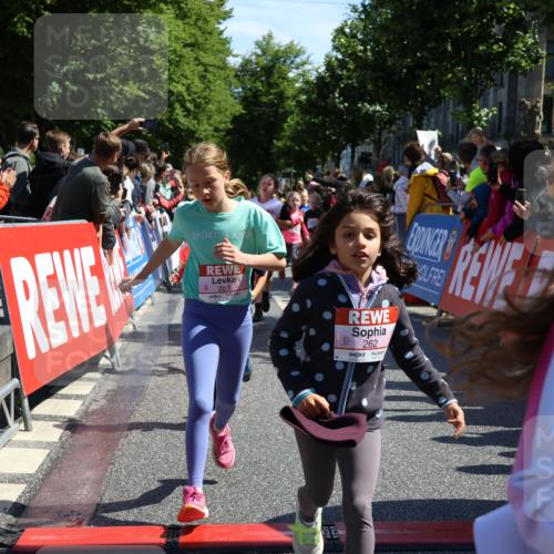 14.06.2026 - REWE Women's Run Strokosch-Dieckow http://msf.ph/oto/9754605 14.06.2026 11:37:24 Ziel 102, 107, 123, 124, 126, 135, 140, 175, 180, 207, 232, 258, 262, 265, 266, 275, 302, 341, 350 meine-sportfotos.de