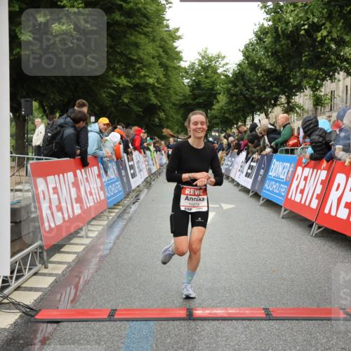 14.06.2026 - REWE Women's Run Strokosch-Dieckow http://msf.ph/oto/9754641 14.06.2026 09:48:04 Ziel 10274 meine-sportfotos.de