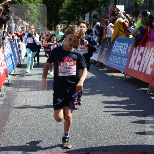 14.06.2026 - REWE Women's Run Strokosch-Dieckow http://msf.ph/oto/9754642 14.06.2026 11:37:20 Ziel 107, 108, 123, 126, 135, 142, 174, 175, 207, 232, 262, 265, 266, 277, 302, 350, 352 meine-sportfotos.de