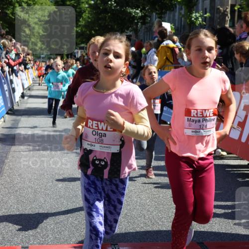 14.06.2026 - REWE Women's Run Strokosch-Dieckow http://msf.ph/oto/9754823 14.06.2026 11:37:15 Ziel 108, 116, 123, 126, 142, 174, 178, 183, 232, 235, 265, 266, 277, 278, 313, 352, 355 meine-sportfotos.de