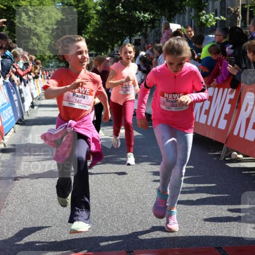 14.06.2026 - REWE Women's Run Strokosch-Dieckow http://msf.ph/oto/9754956 14.06.2026 11:37:14 Ziel 108, 116, 123, 142, 149, 174, 178, 183, 232, 235, 265, 266, 277, 278, 313, 352, 355 meine-sportfotos.de