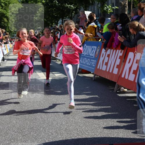 14.06.2026 - REWE Women's Run Strokosch-Dieckow http://msf.ph/oto/9754982 14.06.2026 11:37:13 Ziel 108, 116, 142, 149, 174, 178, 183, 232, 235, 265, 266, 277, 278, 313, 352, 355 meine-sportfotos.de