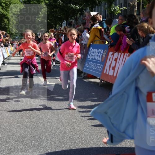 14.06.2026 - REWE Women's Run Strokosch-Dieckow http://msf.ph/oto/9755021 14.06.2026 11:37:13 Ziel 108, 116, 142, 149, 174, 178, 183, 232, 235, 265, 266, 277, 278, 313, 352, 355 meine-sportfotos.de