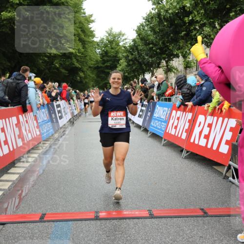 14.06.2026 - REWE Women's Run Strokosch-Dieckow http://msf.ph/oto/9755065 14.06.2026 09:47:34 Ziel 10081, 10118, 10488, 10994 meine-sportfotos.de