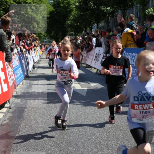 14.06.2026 - REWE Women's Run Strokosch-Dieckow http://msf.ph/oto/9755321 14.06.2026 11:37:07 Ziel 116, 149, 178, 183, 193, 235, 251, 278, 313, 355, 363 meine-sportfotos.de