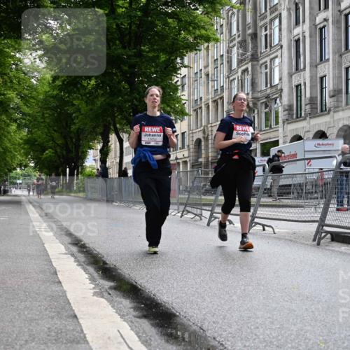 14.06.2026 - REWE Women's Run J. Mangold http://msf.ph/oto/9756285 14.06.2026 10:24:39 Ziel 11052, 11053 meine-sportfotos.de