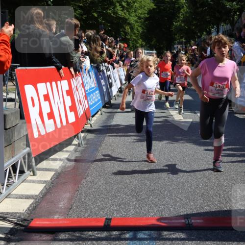 14.06.2026 - REWE Women's Run Strokosch-Dieckow http://msf.ph/oto/9756383 14.06.2026 11:36:40 Ziel 133, 138, 157, 163, 187, 211, 256, 301, 309, 312, 346 meine-sportfotos.de