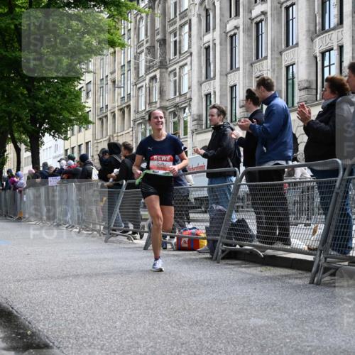 14.06.2026 - REWE Women's Run J. Mangold http://msf.ph/oto/9756779 14.06.2026 10:52:00 Ziel 6051 meine-sportfotos.de