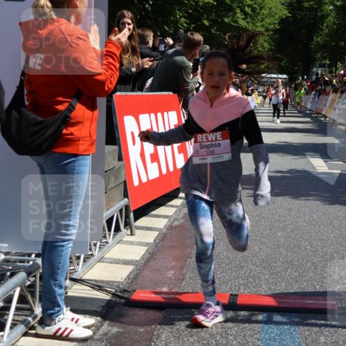 14.06.2026 - REWE Women's Run Strokosch-Dieckow http://msf.ph/oto/9756803 14.06.2026 11:36:28 Ziel 106, 237, 263 meine-sportfotos.de