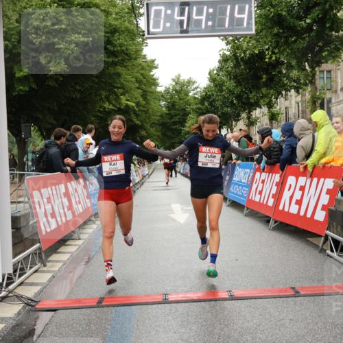 14.06.2026 - REWE Women's Run Strokosch-Dieckow http://msf.ph/oto/9757058 14.06.2026 09:44:37 Ziel 10480, 10481, 11418 meine-sportfotos.de