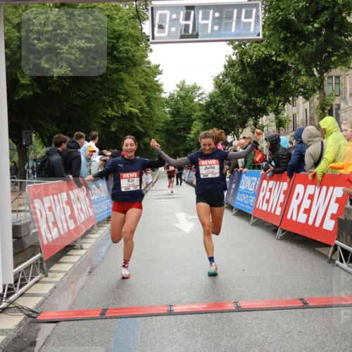 14.06.2026 - REWE Women's Run Strokosch-Dieckow http://msf.ph/oto/9757121 14.06.2026 09:44:37 Ziel 10480, 10481, 11418 meine-sportfotos.de