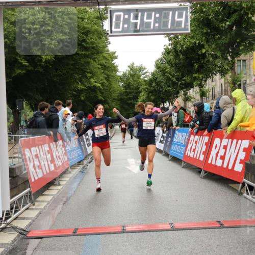 14.06.2026 - REWE Women's Run Strokosch-Dieckow http://msf.ph/oto/9757172 14.06.2026 09:44:36 Ziel 10480, 10481, 11418 meine-sportfotos.de