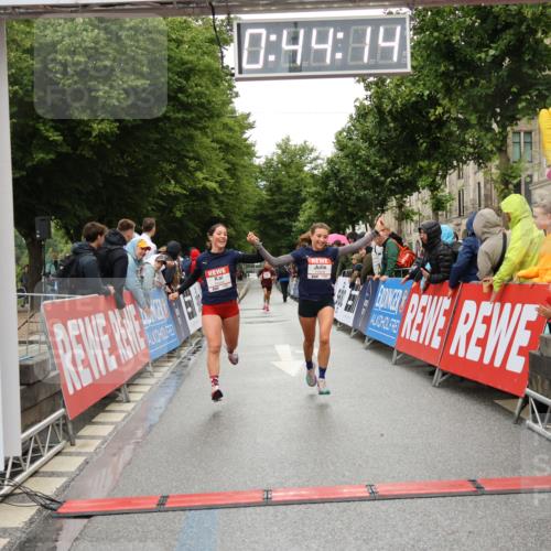 14.06.2026 - REWE Women's Run Strokosch-Dieckow http://msf.ph/oto/9757178 14.06.2026 09:44:36 Ziel 10480, 10481, 11418 meine-sportfotos.de